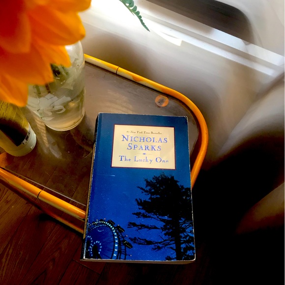 BOOK- The Lucky One Nicolas Spark - Picture 1 of 2